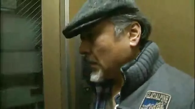 若い女の子は巻き毛の男の前に落ちる 動画 女性 アダルト