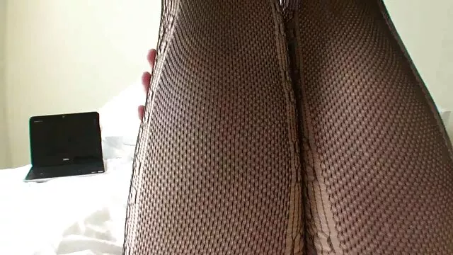 ソファの上に注ぐ美しい若い処女 av 女の子 向け