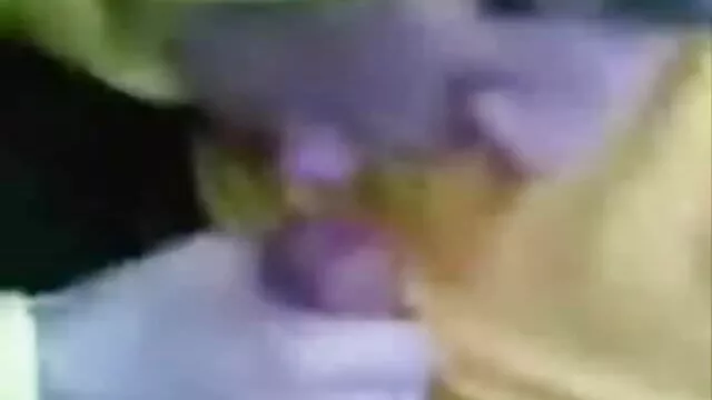 濡れたお尻を持つ男に飛び込む 女の子 の アダルト ビデオ