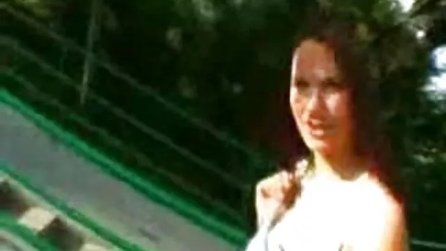 ロシアの18歳、このビデオに記録されています アダルト 安心 女性