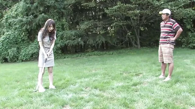 彼女は二つのトランクで売春婦として働いています 女の子 の av 無料