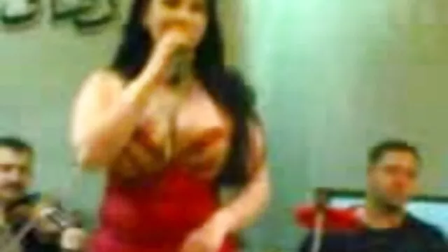 バスルームで美しく、静かな小さな女性の目標 女性 動画 18