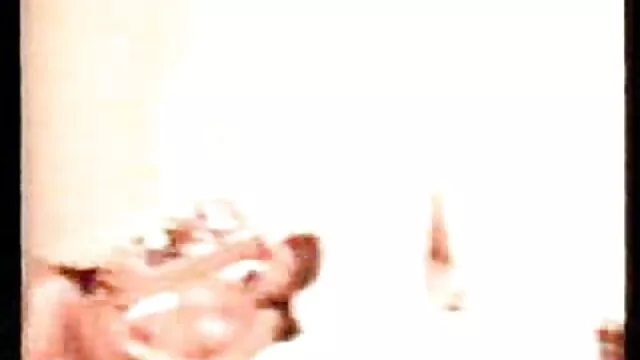若い乳首はペニスに起こっています 女の子 の ため の エッチ ビデオ