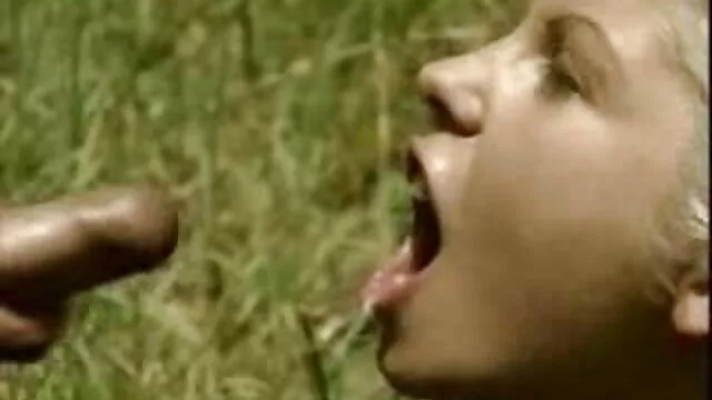キッチンでは、薄い女の子で滑ります 動画 安心 女性